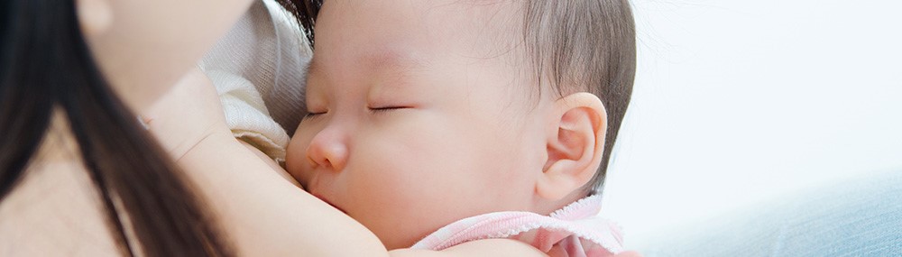 Una madre da de lactar a su bebé.