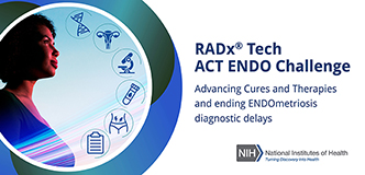 Una ilustración presenta el título “Desafío RADx ® Tech ACT ENDO”. Un texto bajo el título dice “Desarrollando curas y tratamientos, y terminando las demoras en el diagnóstico de la endometriosis. Hay una foto de una mujer mirando hacia el cielo. Unos íconos enfrente de ella representan una doble hélice de ADN, un sistema reproductivo de la mujer, un microscopio, un tubo de ensayo con una muestra de sangre, un ícono que representa el dolor abdominal y un portapapeles. 